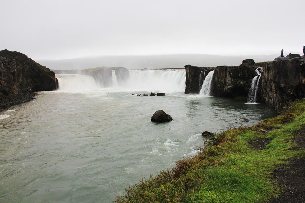 Водопад Годафосс одна из обязательных достопримечательностей Исландии