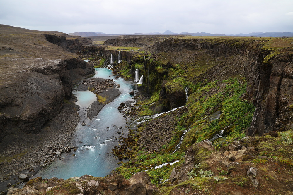 Каньон с бирюзовой рекой и водопадами в Исландии