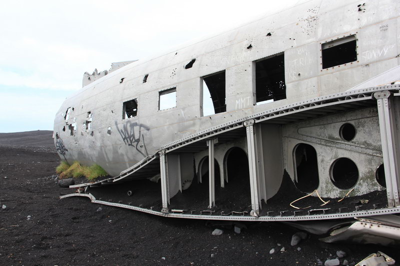 фото остатков крушения самолета в Исландии