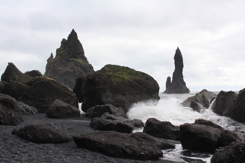 Черный пляж Рейнисфьяра - пальцы тролля, Исландия. Фото