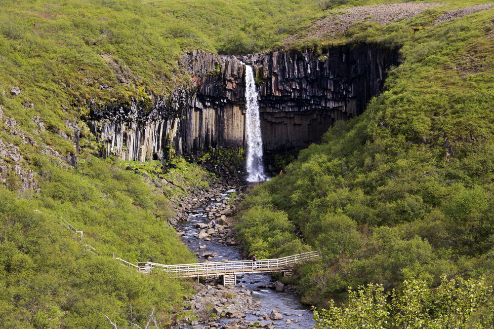 Водопад Свартифосс с базальтовыми колоннами - достопримечательность Исландии