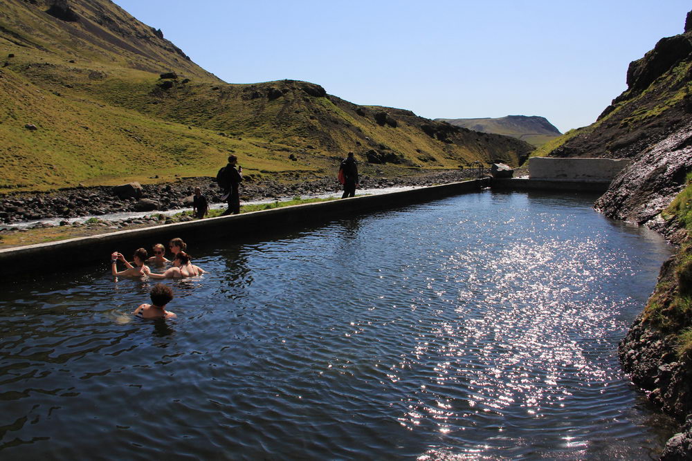 Бесплатный гшеотермальный бассейн в Исландии