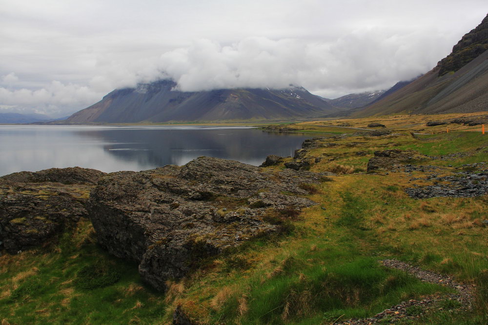 Круговая дорога номер один проходит по берегу множества фьордов в Восточной Исландии