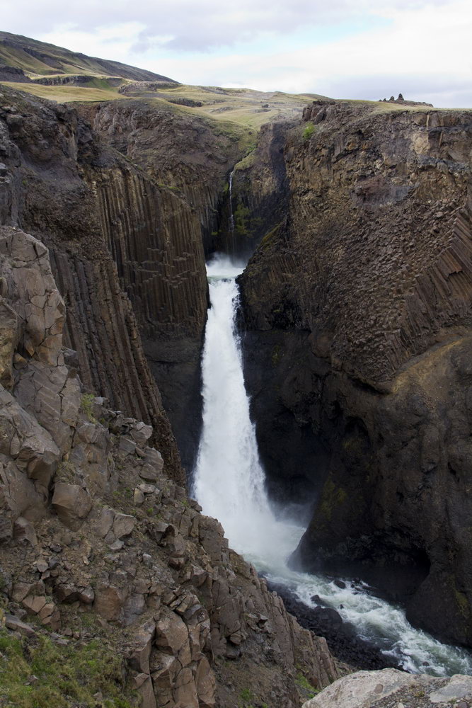 Водпад Литланефосс окруженный базальтовыми колонами, Исландия
