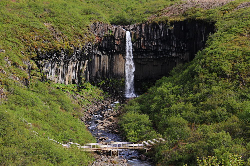 Водопад Сваритифосс окружен базальтовыми шестигранными колонами и находится на юго-востоке Исландии