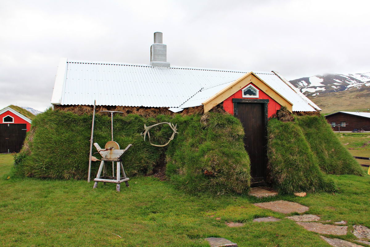 Традиционный домик покрытый торфом в Исландии