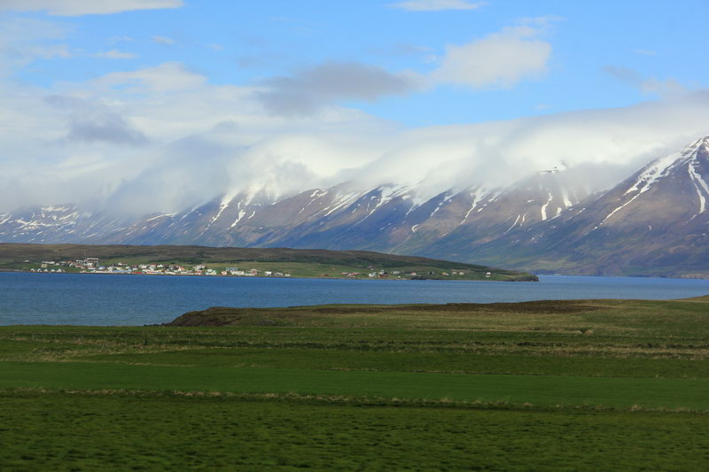 When is the best time of year to visit Iceland? List of pros and cons for each season, plus average temperatures and daylight hours!