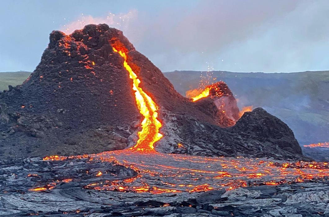 Исландия извержение вулкана Фаградальсфьядль
