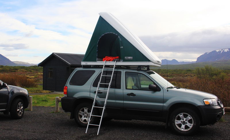 автомобиль с палаткой на крыше в  Исландии