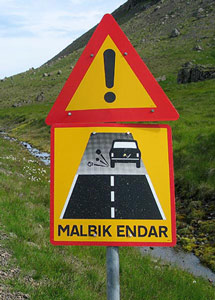 знак грунтовой гравийной дороги в Исландии