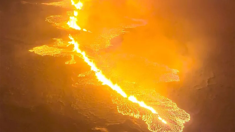 Поток магмы на холме возле Гриндавика на исландском полуострове Рейкьянес где-то в конце 18 или начале 19 декабря 2023 года.