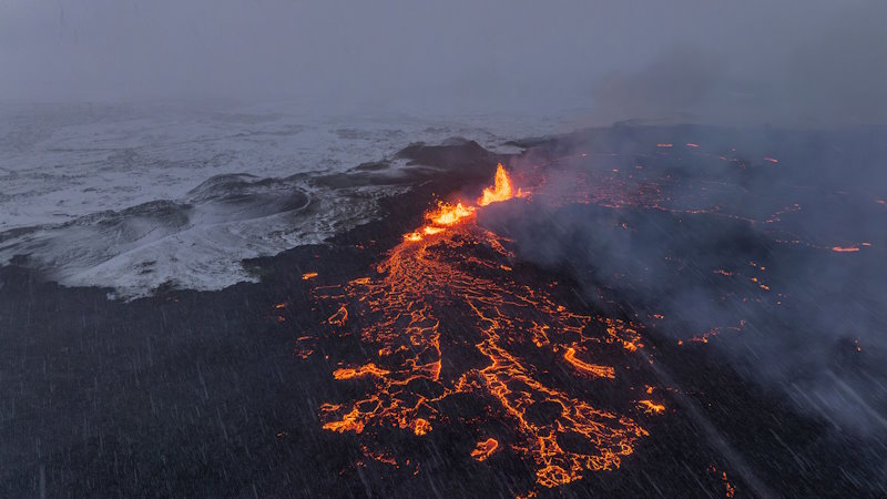 Лава течет из южного активного сегмента трещины действующего вулкана недалеко от Гриндавика, Исландия.